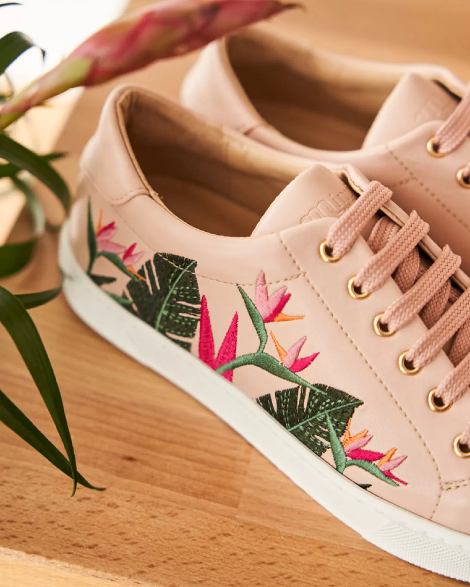 Minuit sur Terre Virevolte Tropical Rose Hot